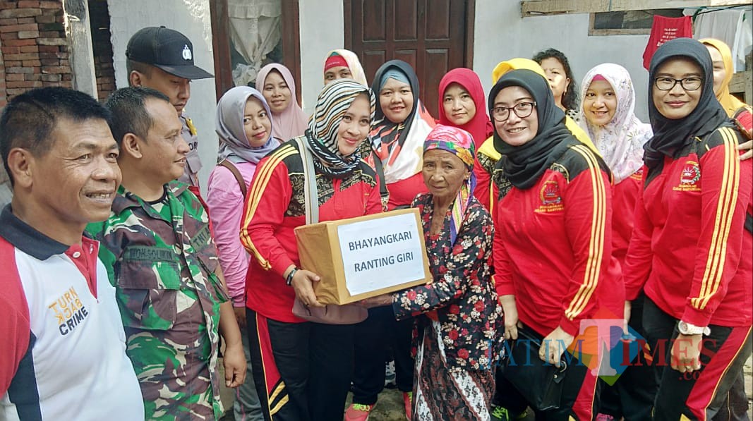 Kapolsek Giri Iptu Suryono Bhakti bersama Bhayangkari dan tiga pilar Kelurahan Boyolangu memberikan bantuan kepada warga yang kurang mampu.