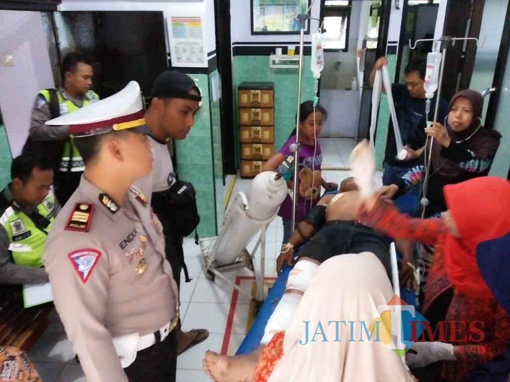 Kasat lantas Polres Bondowoso melihat kondisi korban luka di RS Asembagus. (Foto Heru Hartanto/Situbondo TIMES)