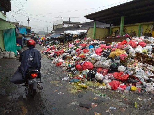 Kondisi sampah di Pasar Lawang yang tidak ada penanganan dari pihak terkait, membuat warga gerah (Ist)
