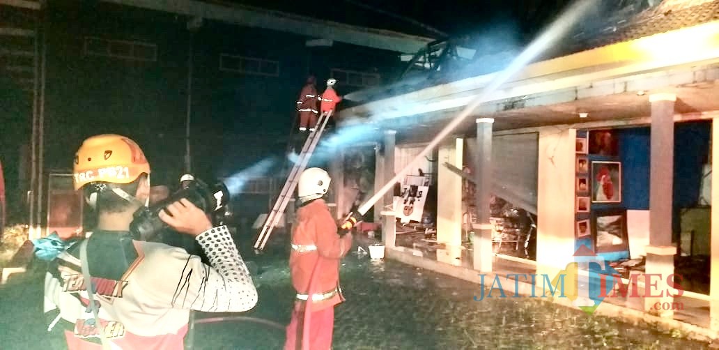 Petugas Dinas Pemadam Kebakaran Kota Batu saat memadamkan api di kios Gedung Kesenian Kota Batu, Minggu (10/2/219) pukul 23.00. (Foto: istimewa)