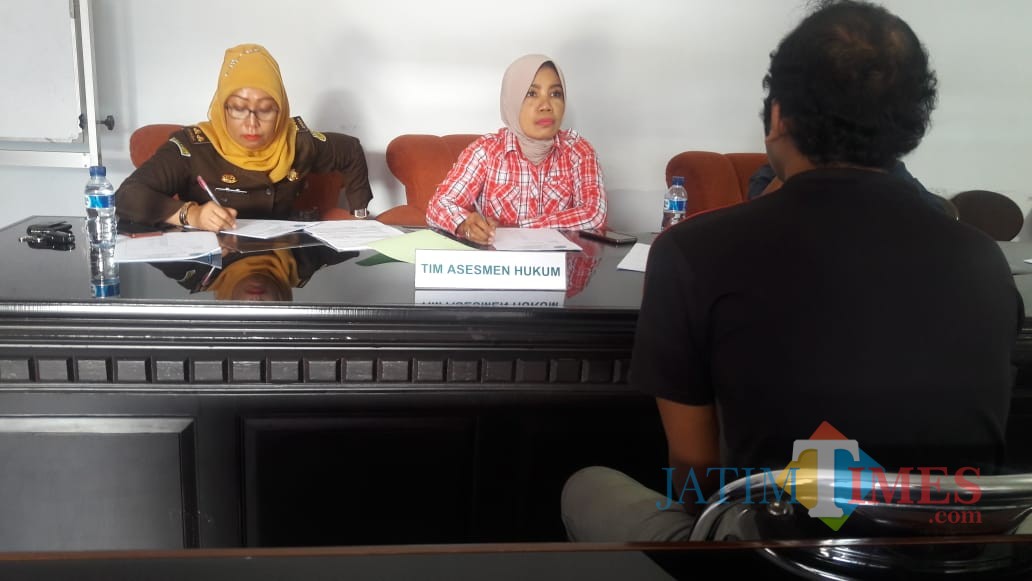Petugas asesmen saat melakukan serangkaian agenda tes untuk pelaku narkoba (pria berbaju hitam), Kabupaten Malang (Foto : BNN Kabupaten Malang for MalangTIMES)
