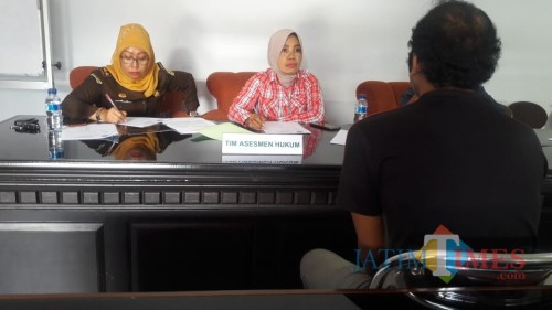 Petugas asesmen saat melakukan serangkaian agenda tes untuk pelaku narkoba (pria berbaju hitam), Kabupaten Malang (Foto : BNN Kabupaten Malang for MalangTIMES)