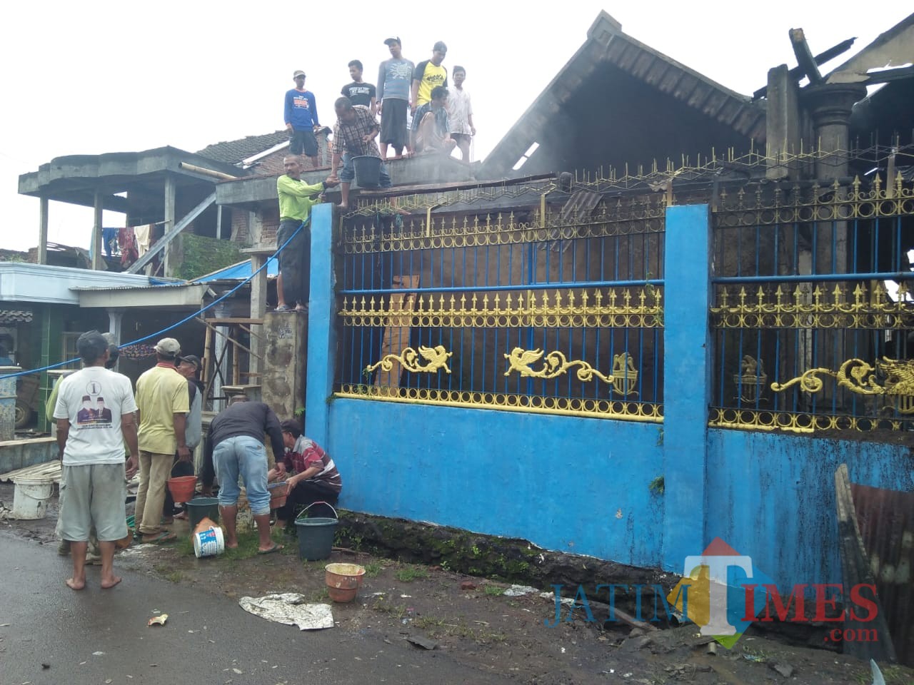 Petugas beserta warga saat berupaya memadamkan api yang membakar rumah warga, Kecamatan Singosari (Foto : Camat Singosari for MalangTIMES)