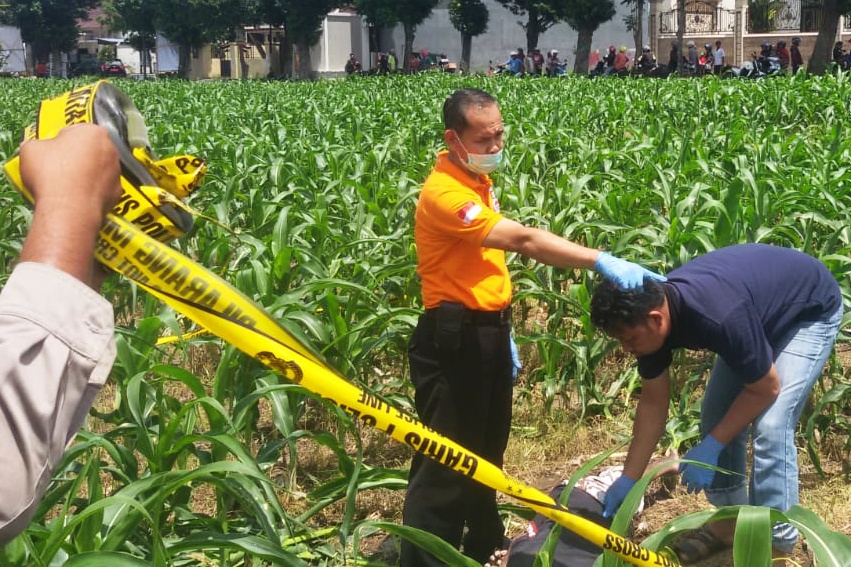 Petugas dari Polres Kediri ketika melakukan olah TKP. (Foto: Ist)