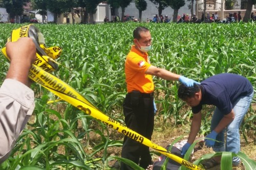 Petugas dari Polres Kediri ketika melakukan olah TKP. (Foto: Ist)