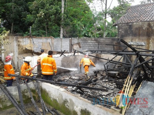 Petugas pemadam kebakaran saat berupaya memadamkan api, Kecamatan Turen (Foto : PPBK Kabupaten Malang for MalangTIMES)