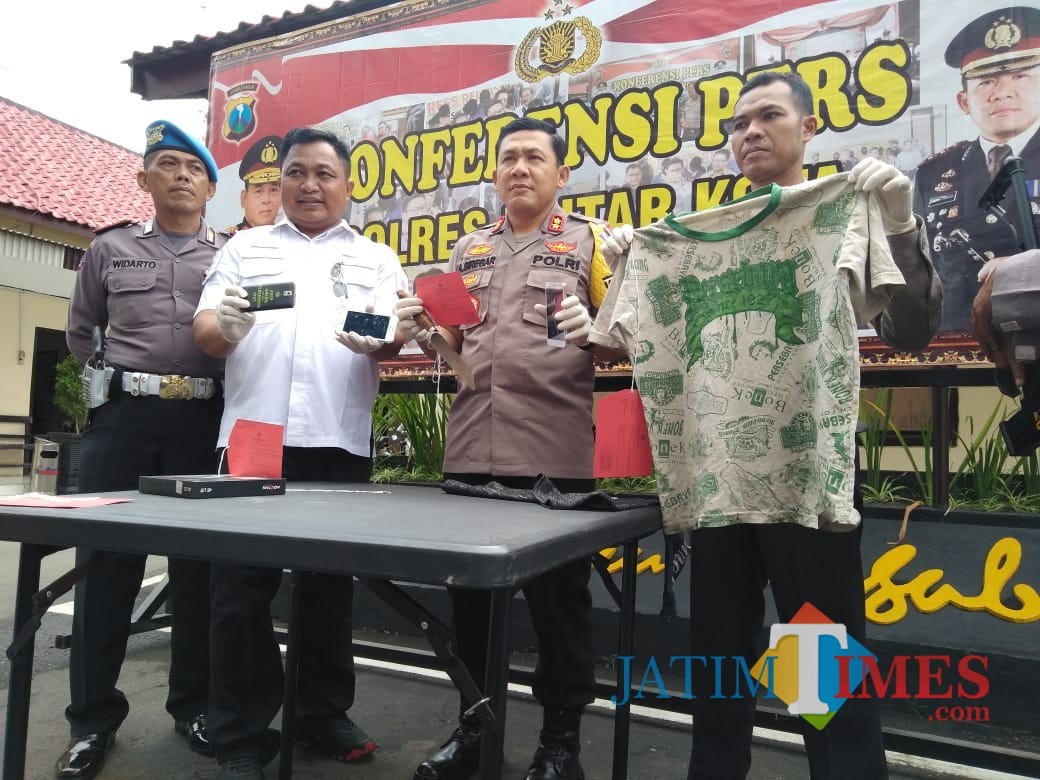 Polisi menunjukkan barang bukti pengeroyokan.(Foto : Team BlitarTIMES)
