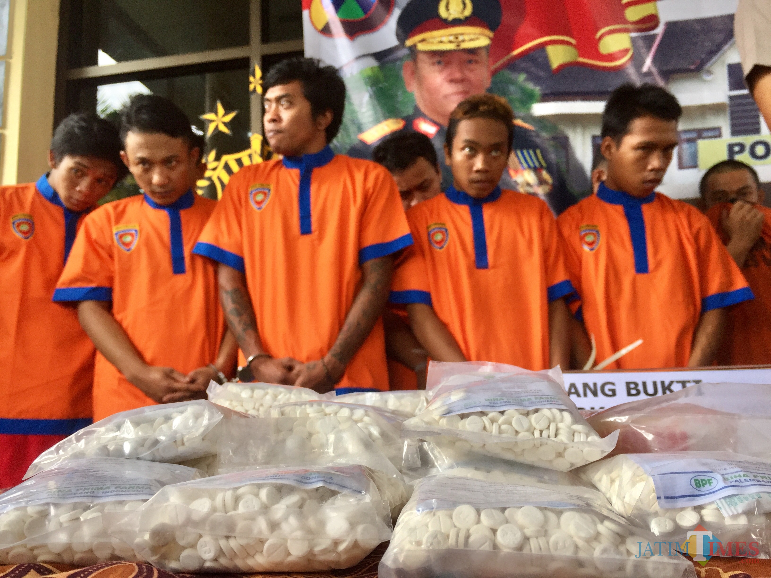 Barang bukti pil double L ditunjukkan dalam rilis di halaman Polres Batu. (Foto: Irsya Richa/MalangTIMES)
