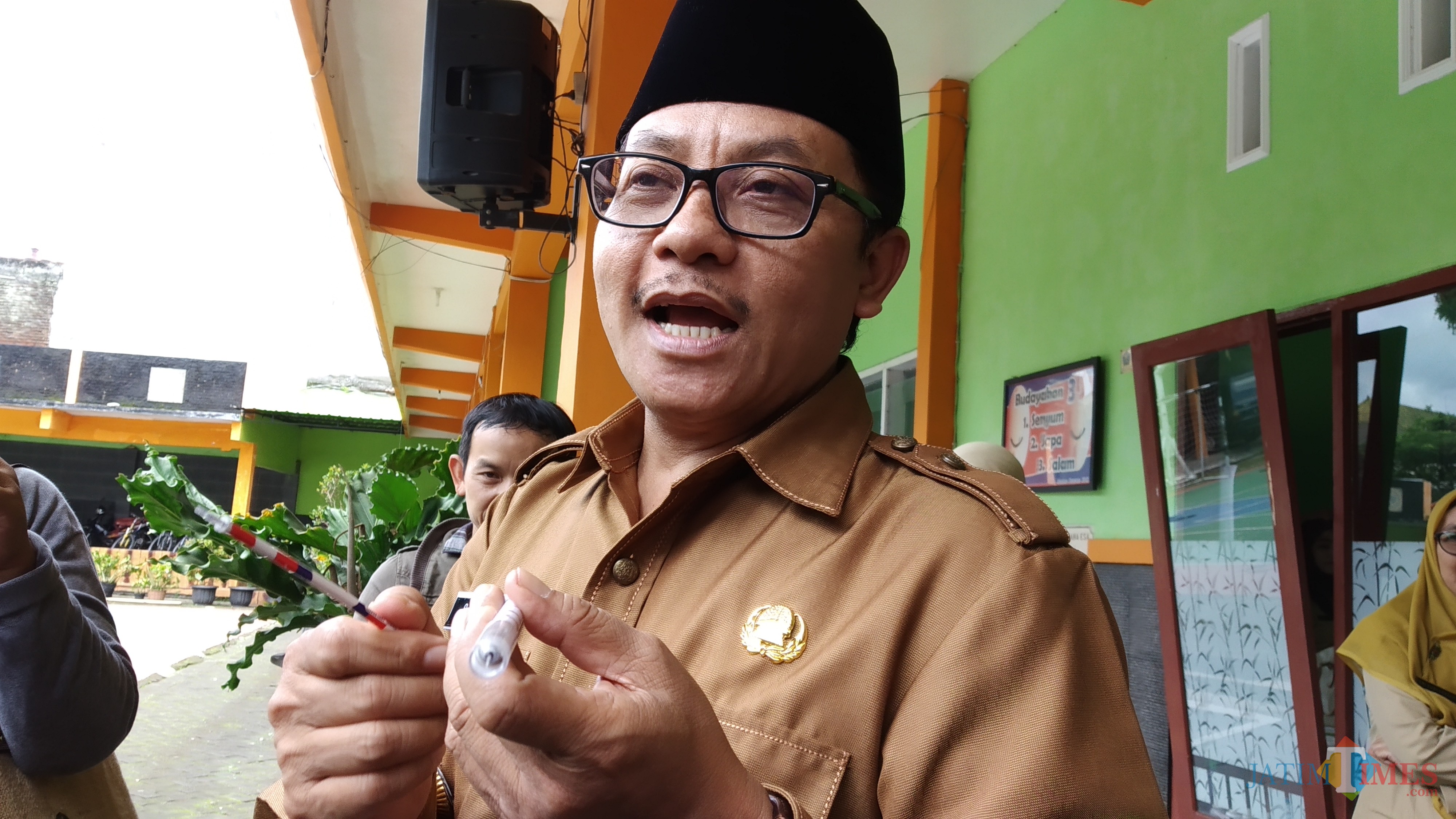 Wali Kota Malang Sutiaji saat menunjukkan jarum suntik yang dimodifikasi pada sebuah bulpoin (Pipit Anggraeni/MalangTIMES).