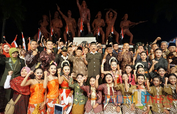 Wakil Wali Kota Blitar Santoso bersama para pemain drama dari sanggar seni dan pelajar ketika selesai pementasan.(Foto : dok/BlitarTIMES)