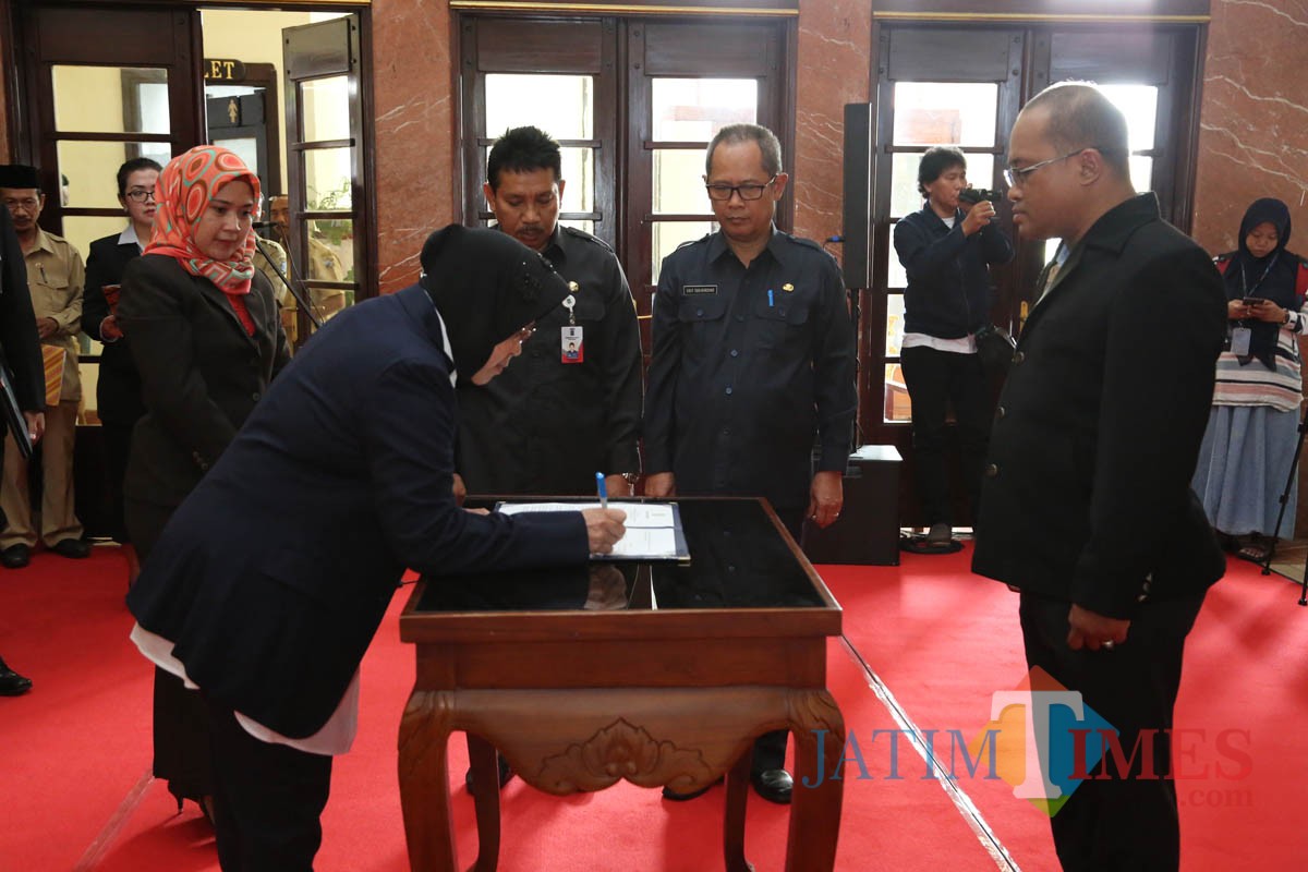 Wali Kota Surabaya Tri Rismaharini saat melakukan pelantikan pejabat baru