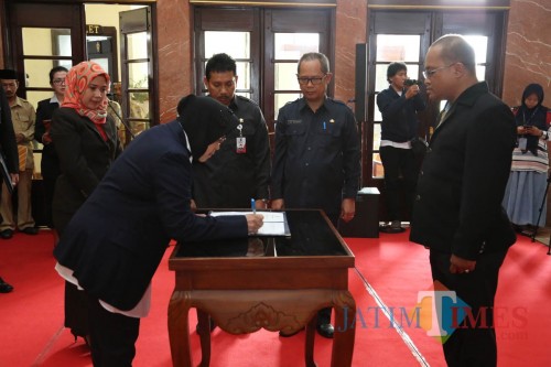 Wali Kota Surabaya Tri Rismaharini saat melakukan pelantikan pejabat baru