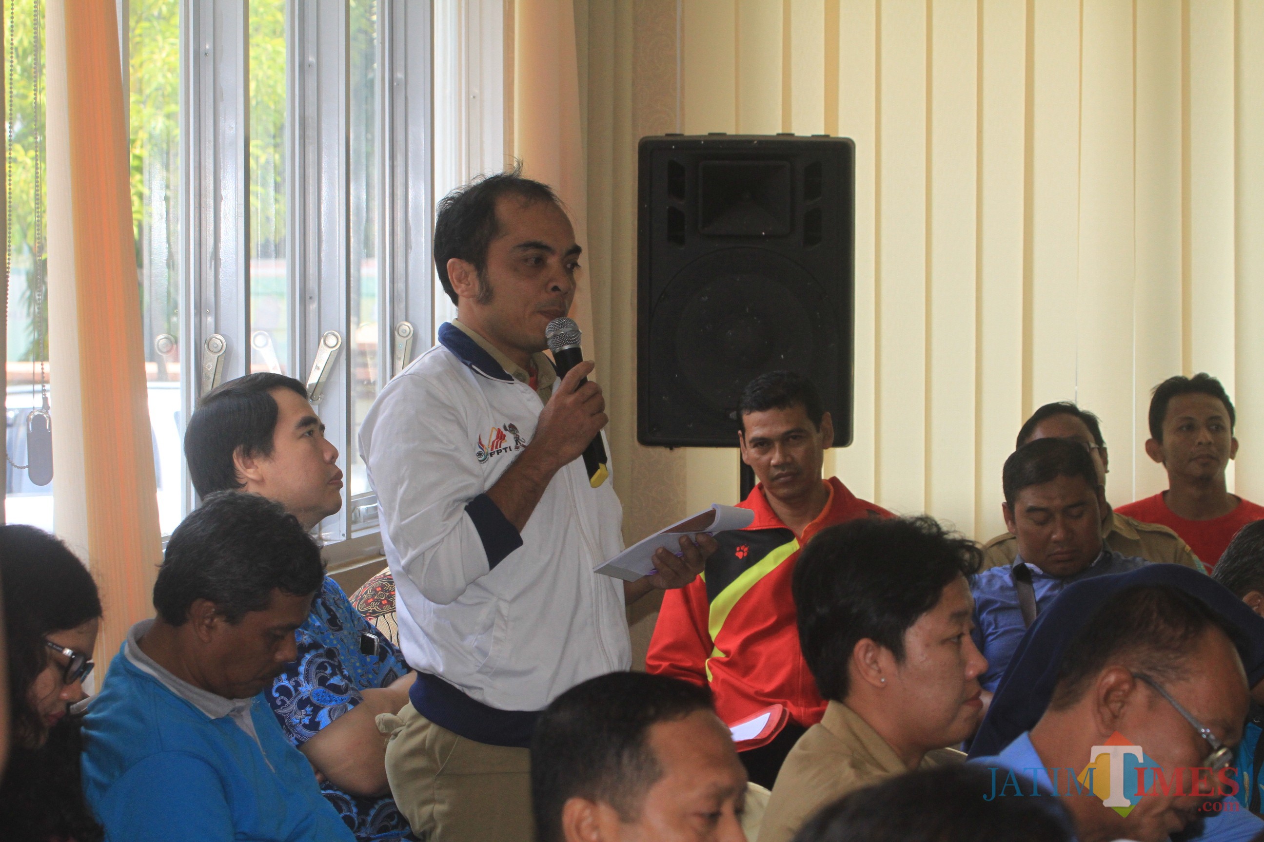 Iwan Rosyidi, pelatih climbing internasional saat curhat ke komisi 3 DPRD Kota Probolinggo (Agus Salam/Jatim TIMES)