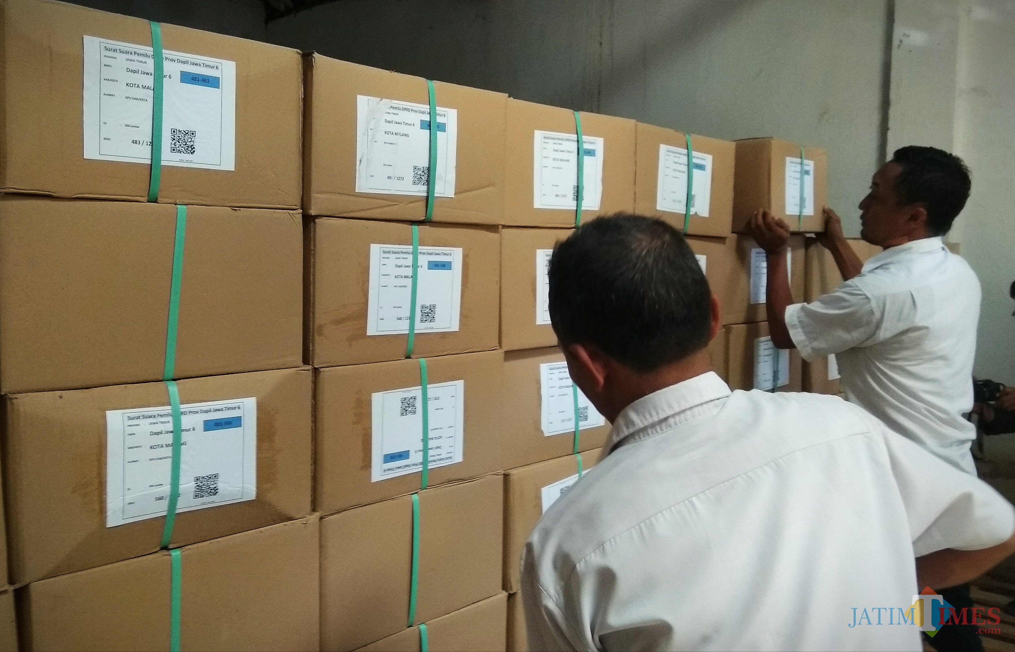 Para petugas tengah memindahkan surat suara Pemilu 2019 di gudang KPU Kota Malang di Jalan Ciujung, Kecamatan Blimbing (Foto: Nurlayla Ratri/ MalangTIMES)