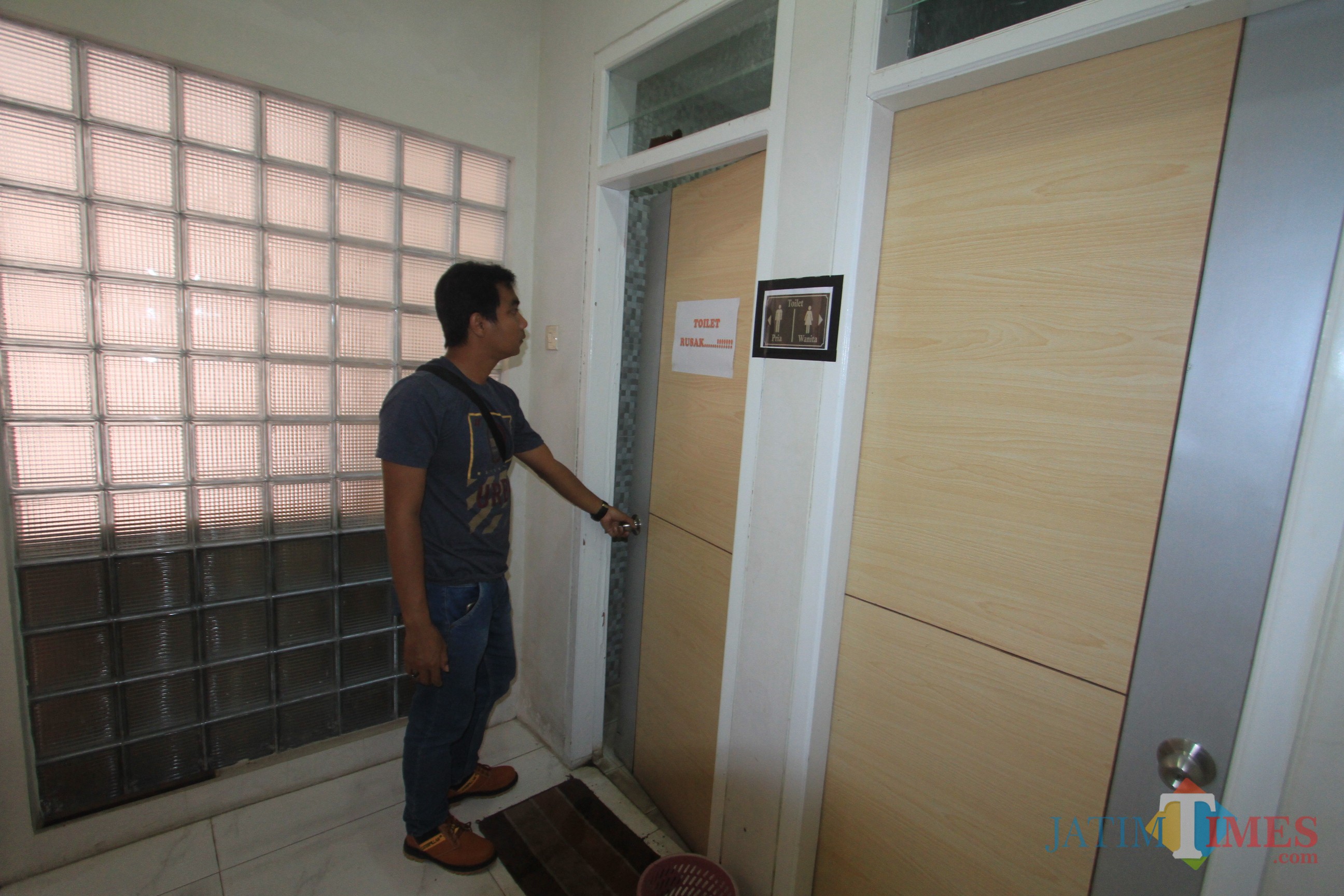 Kamar Mandi (Toilet) di dekat komisi II DPRD Kota Probolinggo, yang tidak berfungsi (Agus Salam/Jatim TIMES)