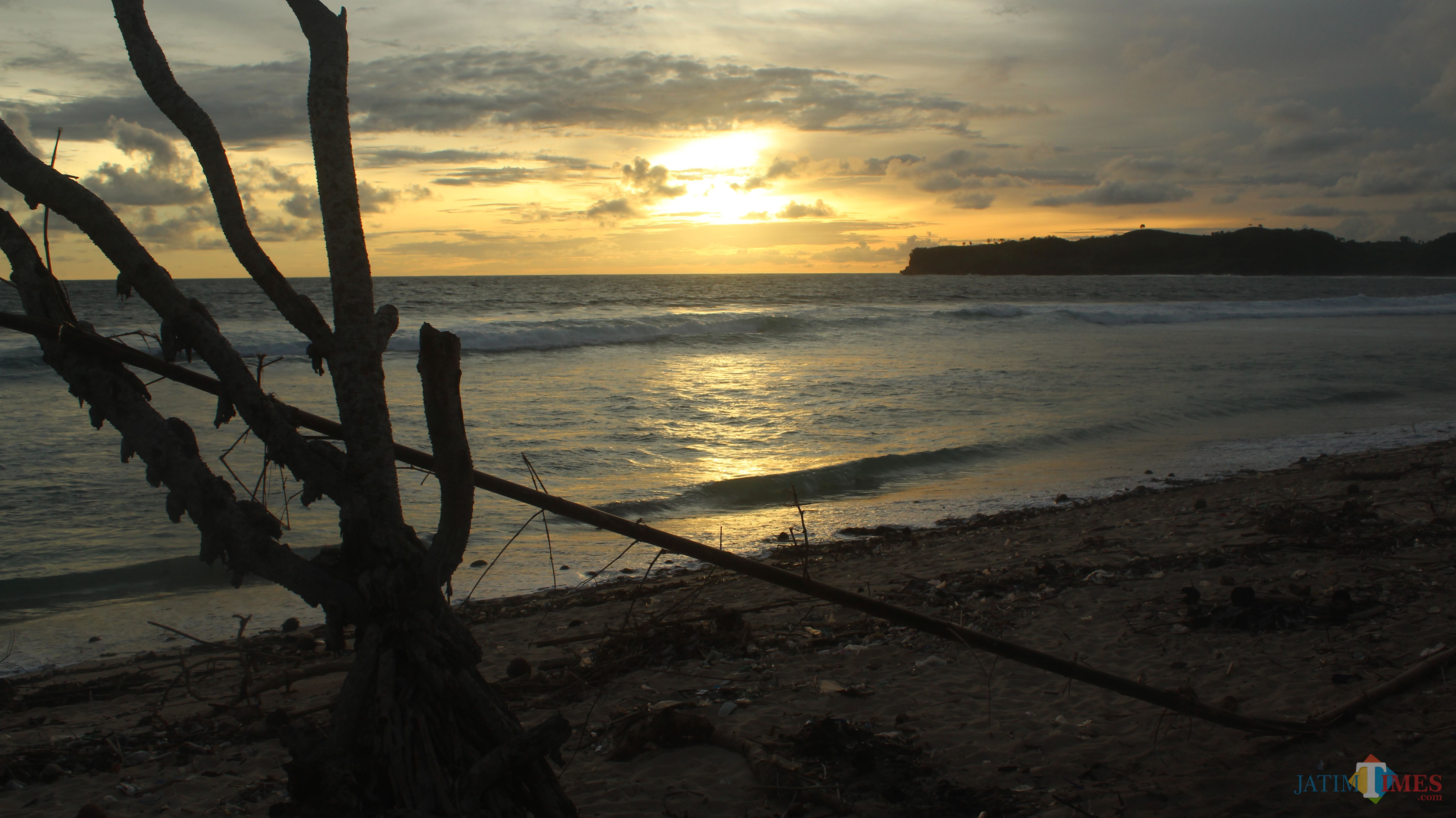 Pantai Gondo Mayit, salah satu wisata di Kabupaten Blitar. (Foto : Aunur Rofiq/BlitarTIMES)