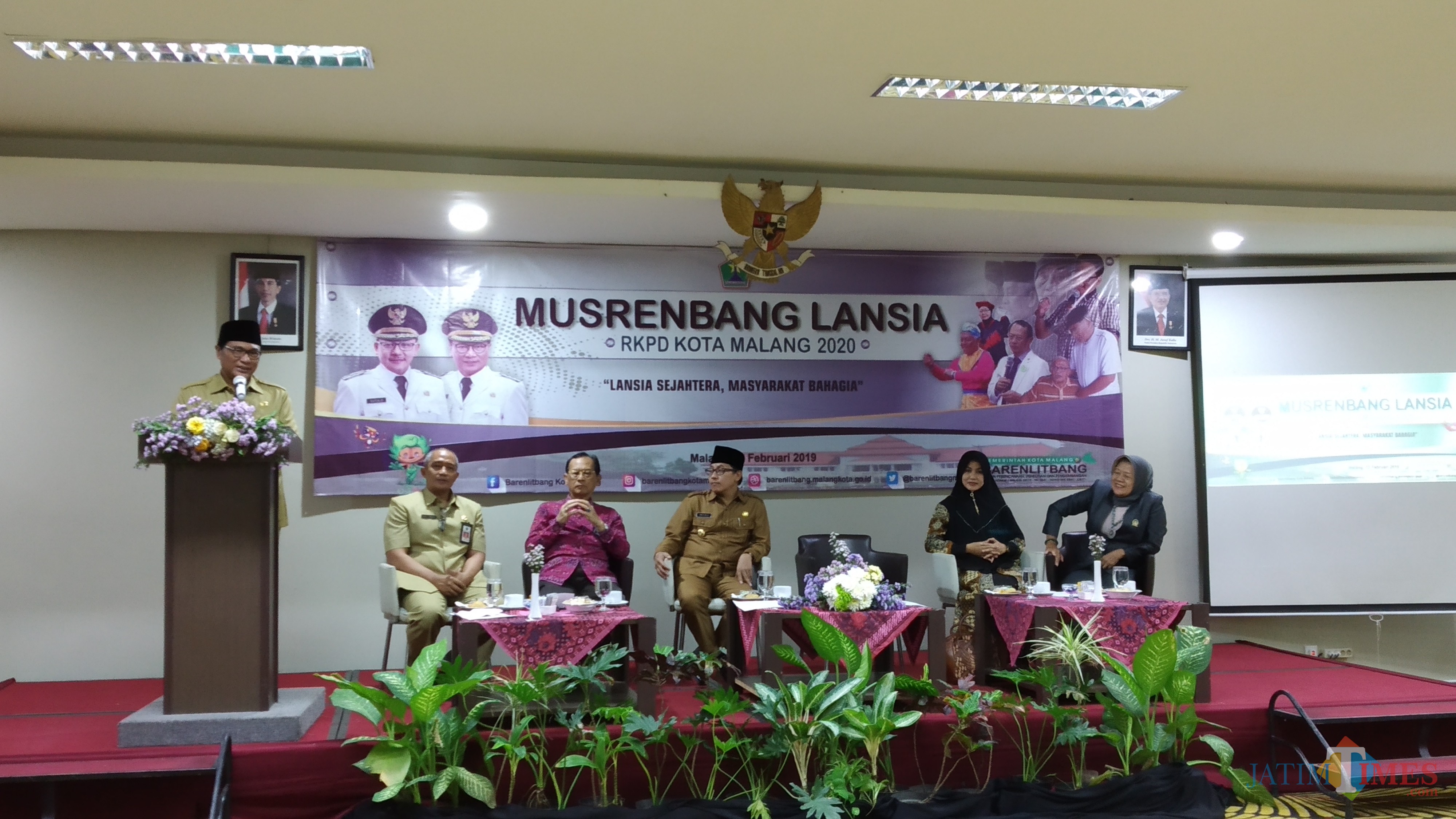 Wakil Wali Kota Malang, Sofyan Edi Jarwoko saat membuka Musrenbang Lansia di Hotel Savana yang juga dihadiri Wali Kota Malang, Sutiaji (duduk, tiga dari kiri) (Pipit Anggraeni/MalangTIMES).