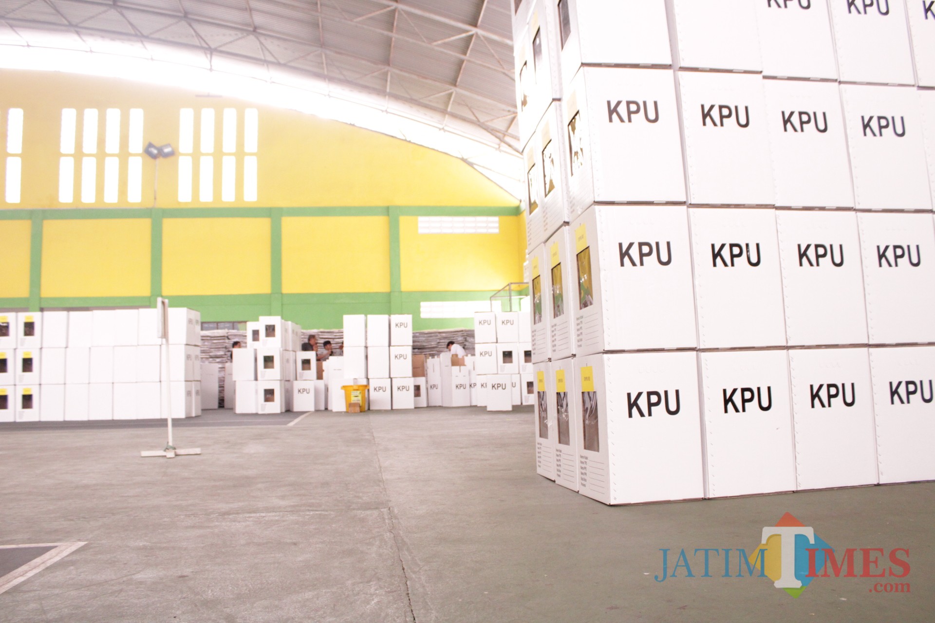 Kondisi kotak suara yang telah dirakit di gedung tenis indor Jombang terlihat belum dilapisi plastik dan tanpa alas. (Foto : Adi Rosul / JombangTIMES)