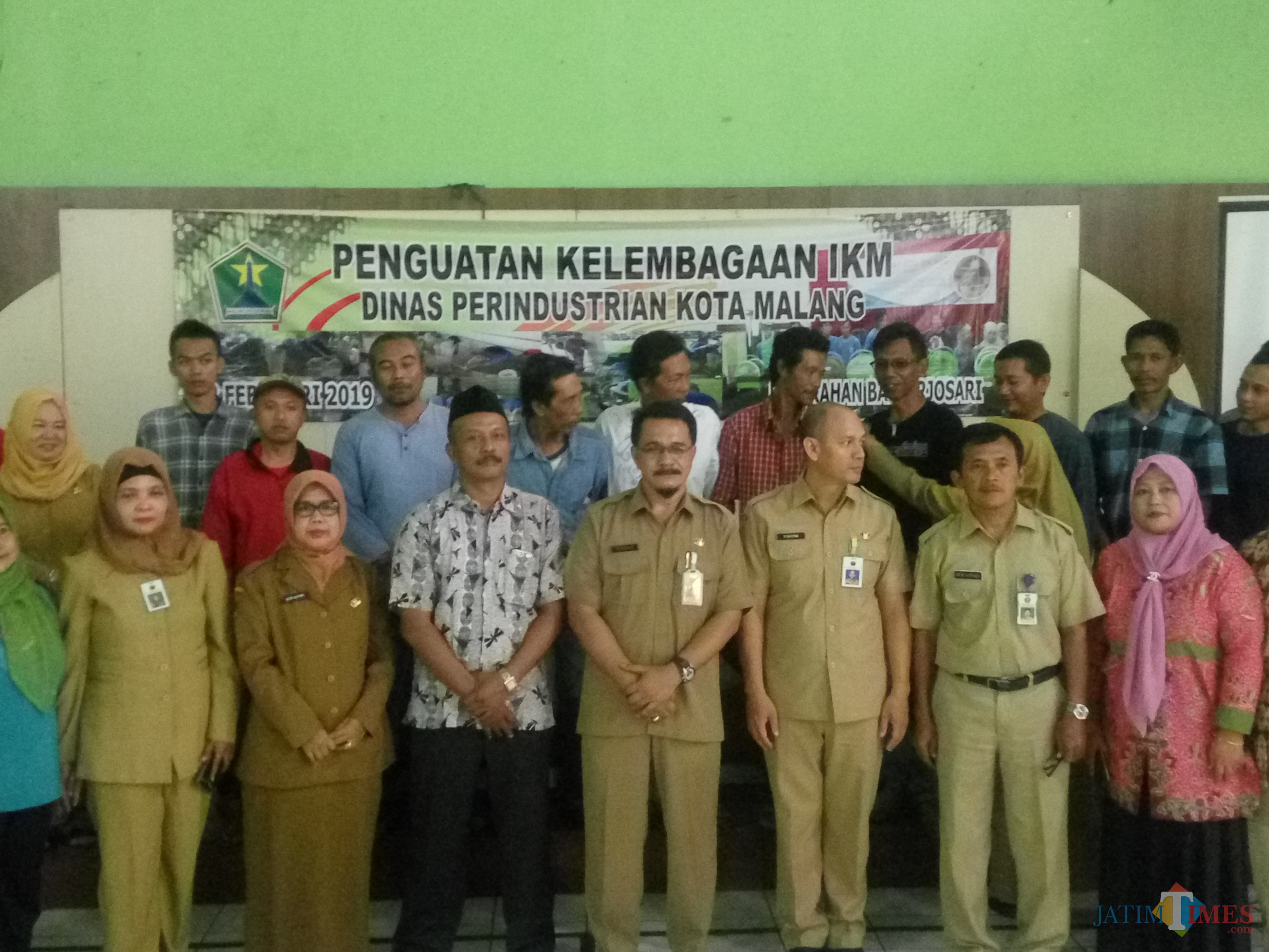 Pejabat Disperin Kota Malang saat berfoto bersama dengan para pelaku IKM. (Anggara Sudiongko/MalangTIMES)