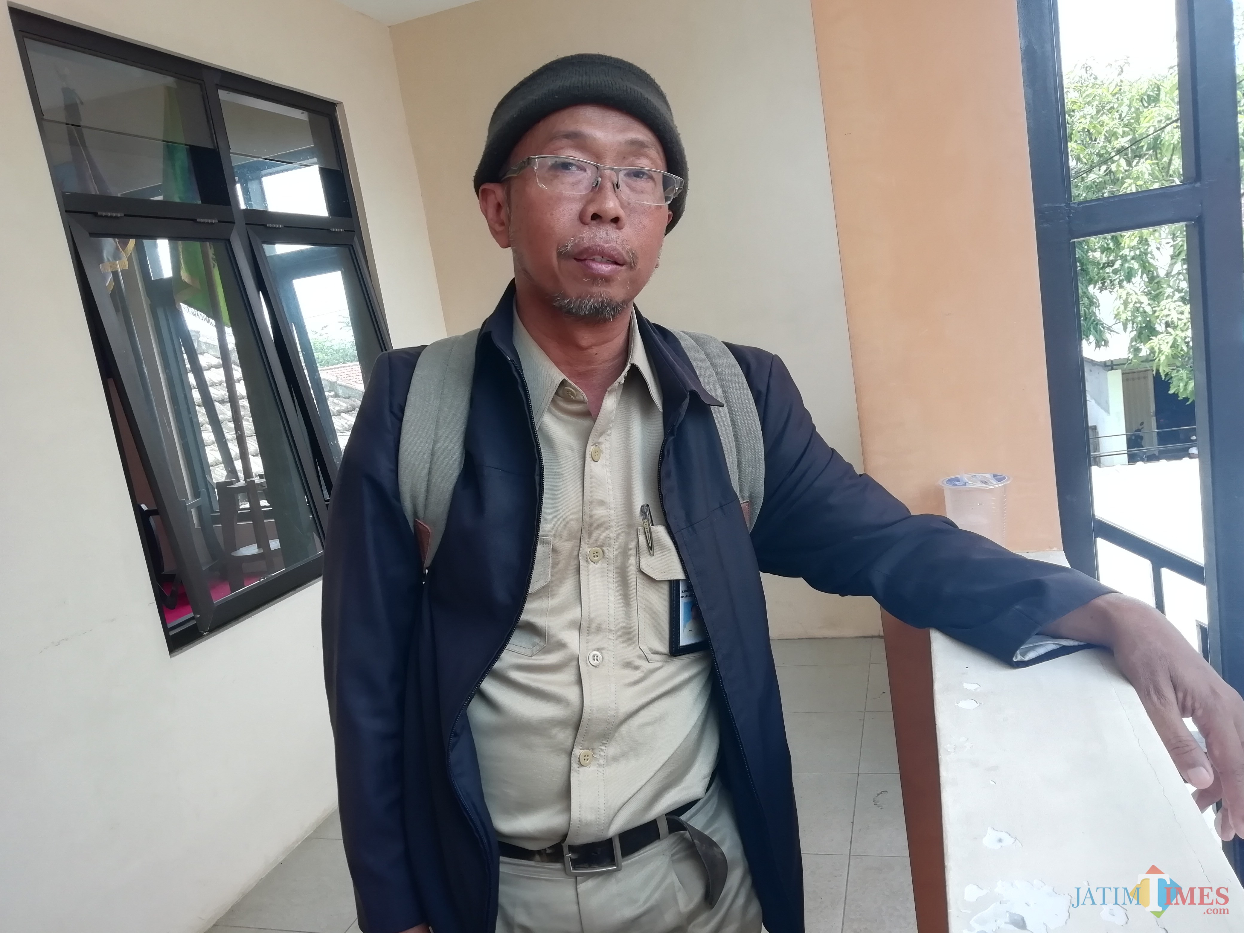 Kabid Pengolahan Sampah dan Limbah B3 DLH Kabupaten Malang Renung Rubiyatadji saat menyampaikan faktor penumpukan sampah di Pasar Lawang. (Nana)