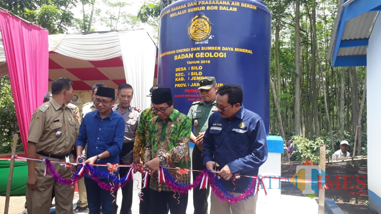 Acara peresmian bantuan sumur bor secara simbolis yang digelar di Desa Silo, Kecamatan Silo, Jember, oleh Kementerian ESDM. (foto : Istimewa / Jatim TIMES