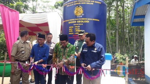 Acara peresmian bantuan sumur bor secara simbolis yang digelar di Desa Silo, Kecamatan Silo, Jember, oleh Kementerian ESDM. (foto : Istimewa / Jatim TIMES