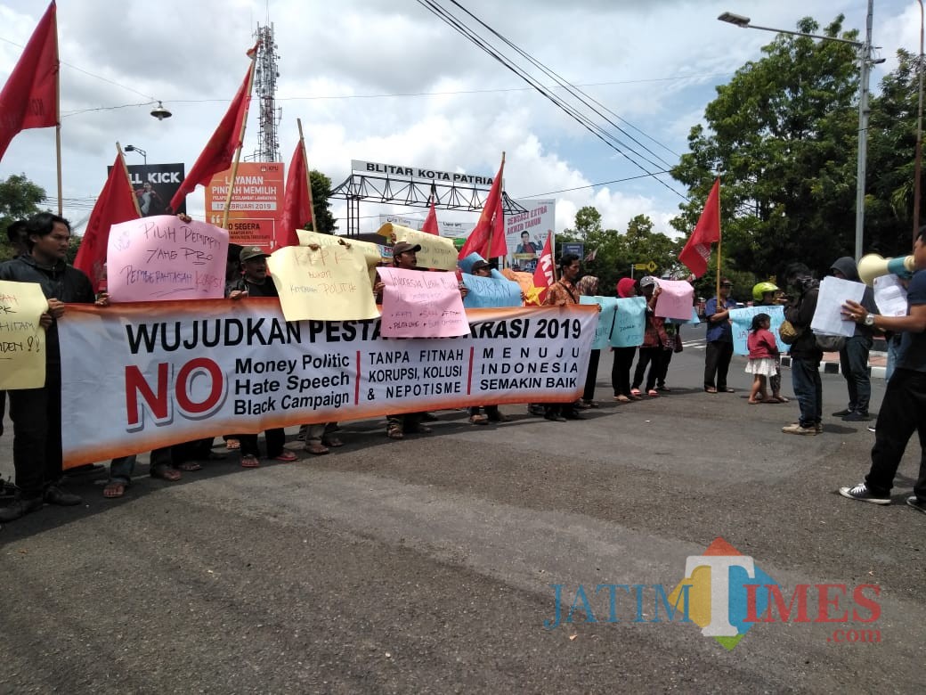 Aksi damai yang digelar LSM KRPK.(Foto : Team BlitarTIMES)