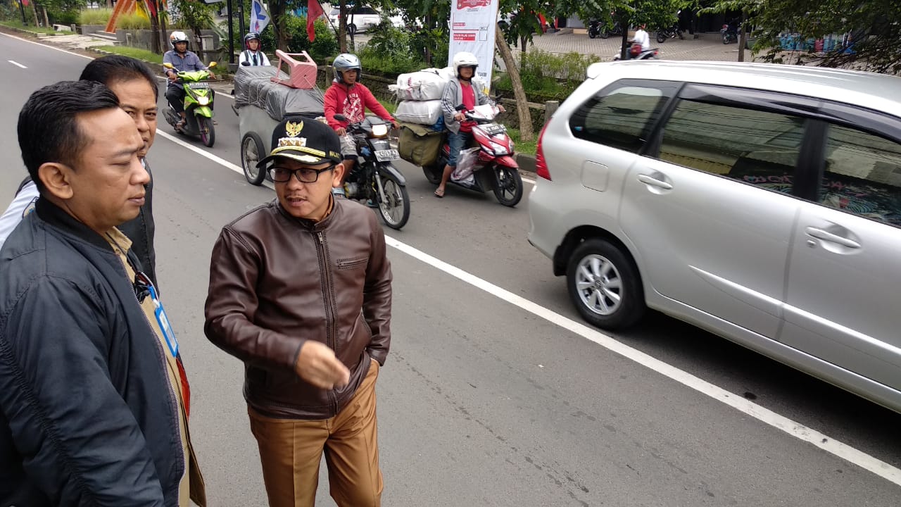 Wali Kota Malang Sutiaji saat memantau arus lalu lintas di kawasan Sawojajar, Selasa (12/2/2019) pagi (Istimewa)