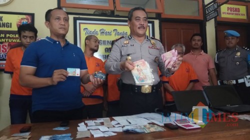 Kapolsek Banyuwangi AKP Ali Masduki didampingi Kanit Reskrim Ipda Nurmansyah menunjukkan barang bukti yang disita dari jaringan judi togel.