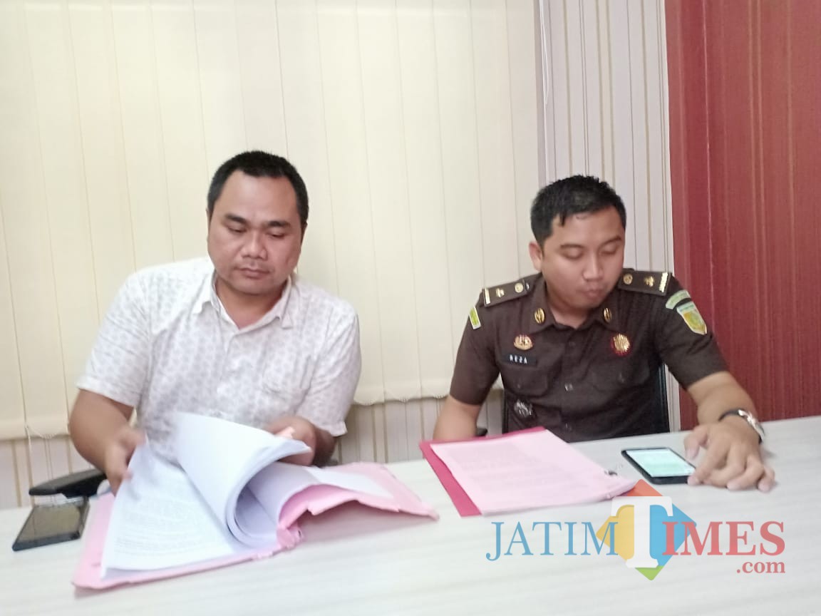 Kasi Pidsus Ujang Supriyadi dan Kasi Intel Reza (foto: Anggara Sudiongko/MalangTIMES)