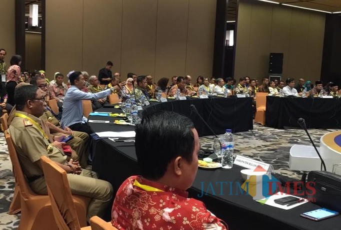 Kepala DPKPCK Kabupaten Malang Wahyu Hidayat (kemeja lengan panjang) dalam AHL untuk penguatan komitmen tuntas sanitasi 2020. (DPKPCK for MalangTIMES)