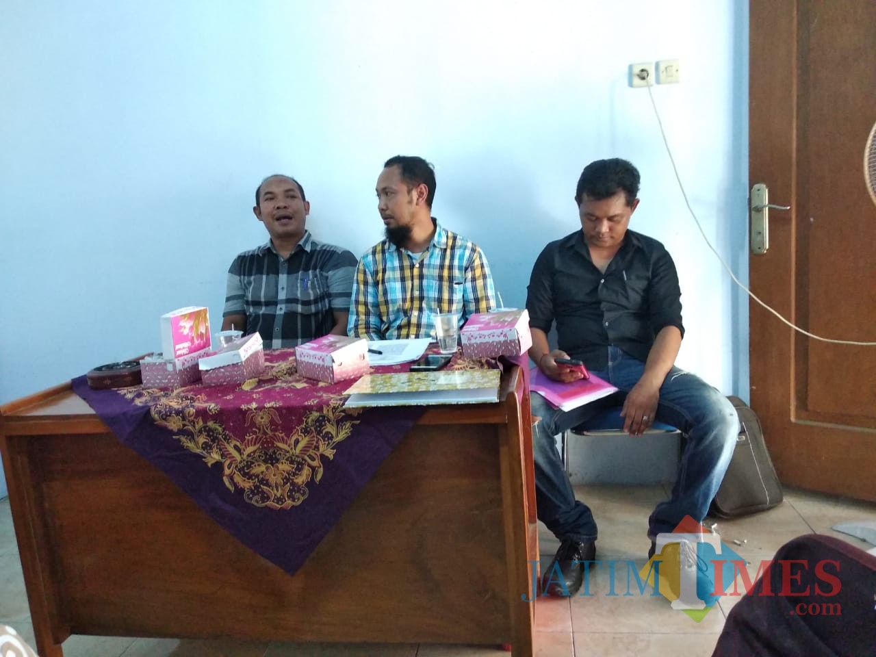 Kepala Desa Junjung bersama pengelola tower saat di balai desa. / Foto : Endi / Tulungagung TIMES