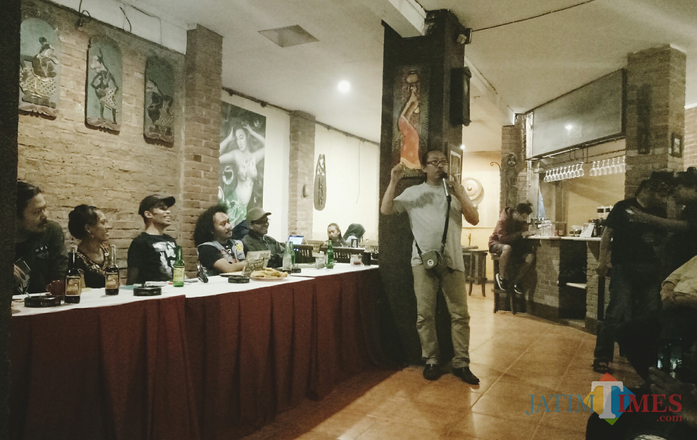 Komikus, aktivis, dan budayawan Aji Prasetyo saat berbicara dalam Forum Diskusi Terbuka RUU Permusikan. (Foto: Imarotul Izzah/MalangTIMES)