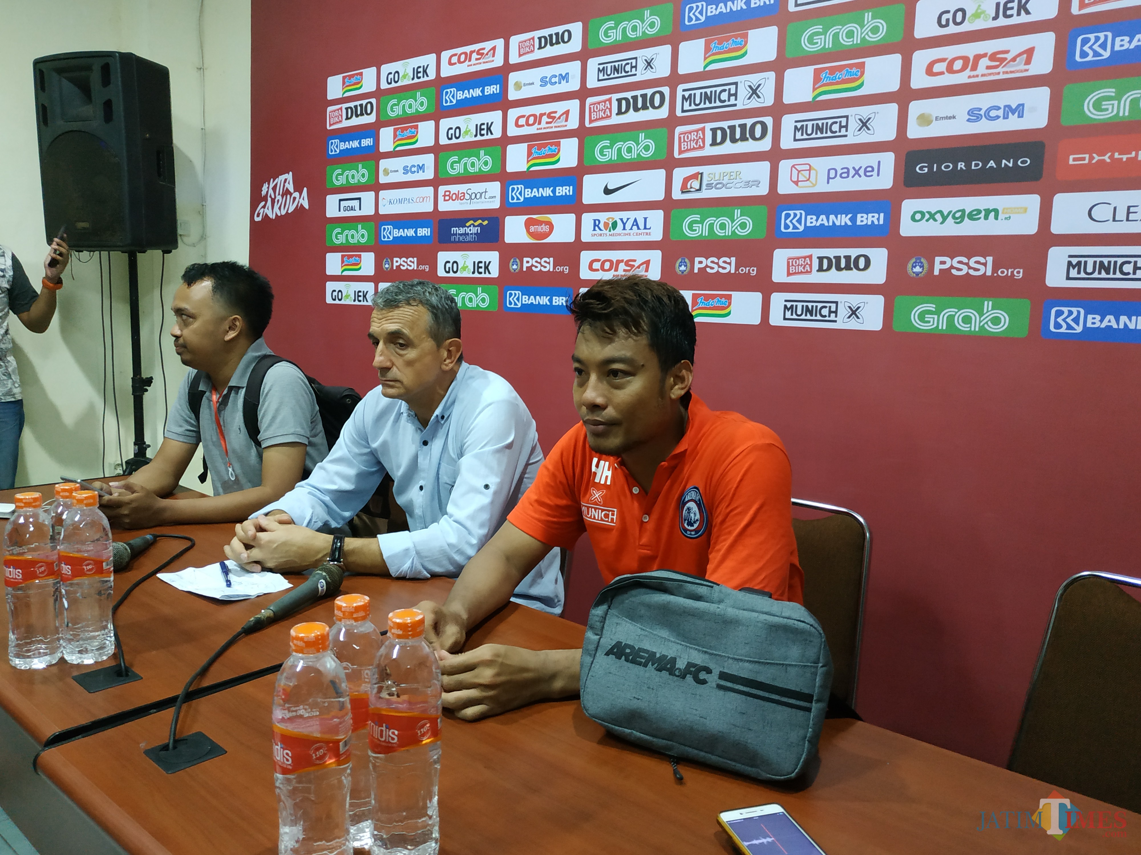 Hamka Hamzah (kanan) dan Milomir Seslija (sampingnya) saat sesi konferensi pers usai melawan Timnas Indonesia U-22. (Hendra Saputra)
