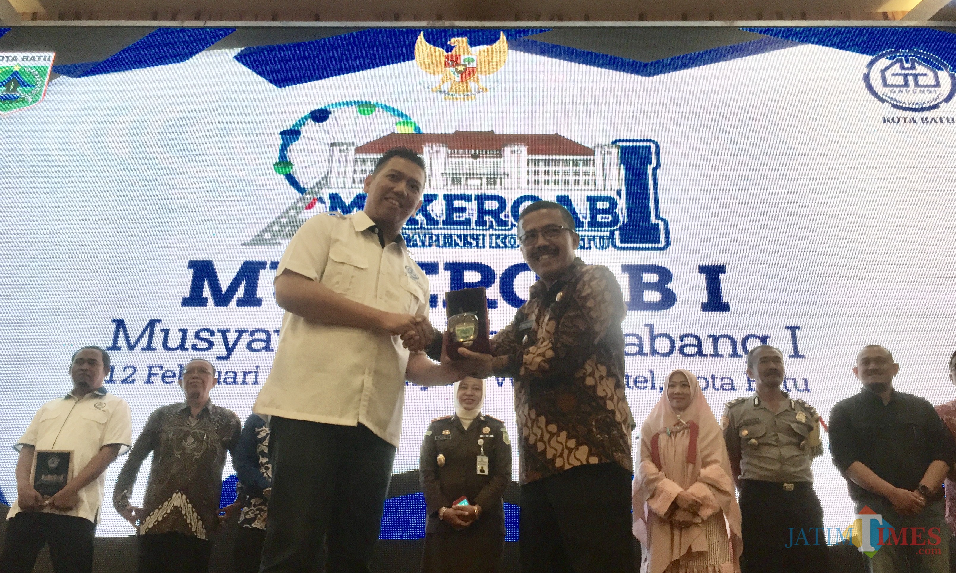 Wakil Wali Kota Batu Punjul Santoso (kanan) saat memberikan cenderamata kepada Ketua BPC Gapensi Kota Batu Hendra Angga Sonatha di di Senyum World Hotel, Kota Batu, Selasa (12/2/2019). (Foto: Irsya Richa/MalangTIMES)