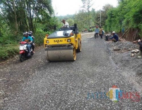 Pemeliharaan jalan rusak oleh Dinas PU Bina Marga Kabupaten Malang. (Nana)