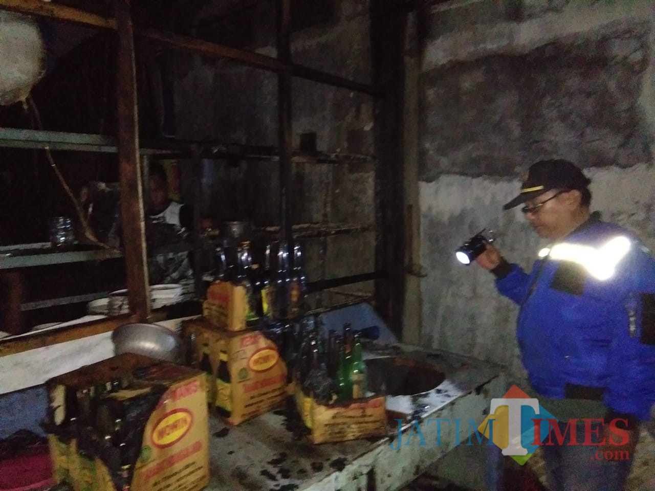 Petugas Damkar saat memeriksa lokasi kebakaran usai api padam (foto: Joko Pramono/ JatimTIMES)