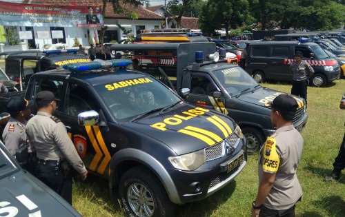 Kapolres Banyuwangi AKBP Taufik Herdiansyah Zeinardi mengecek kondisi kendaraan dinas kepolisian.
