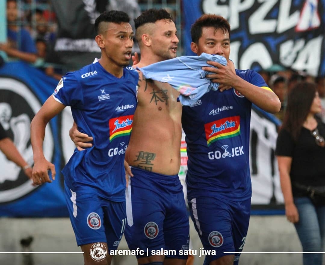 Rivaldi Bawuo (paling kiri) saat merayakan gol Robert
