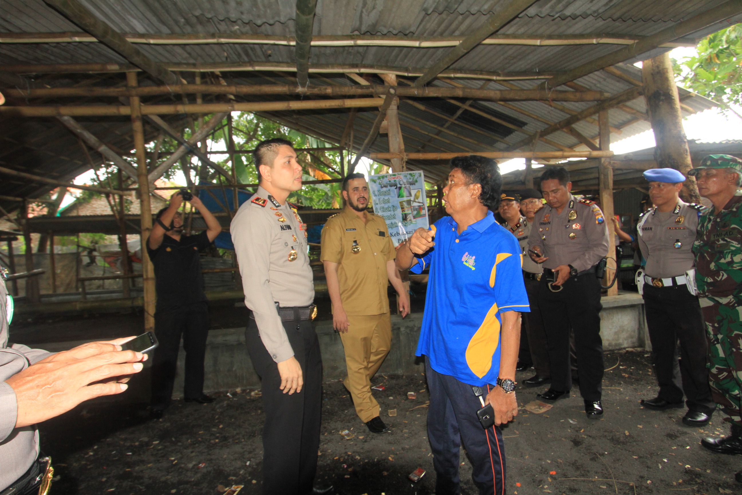 Alimun (Pakaian Biru) saat perang mulut dengan Kapolresta dan Wali Kota Probolinggo sebelum bangunan tempat sabung ayam dirobohkan (Agus Salam/Jatim TIMES)