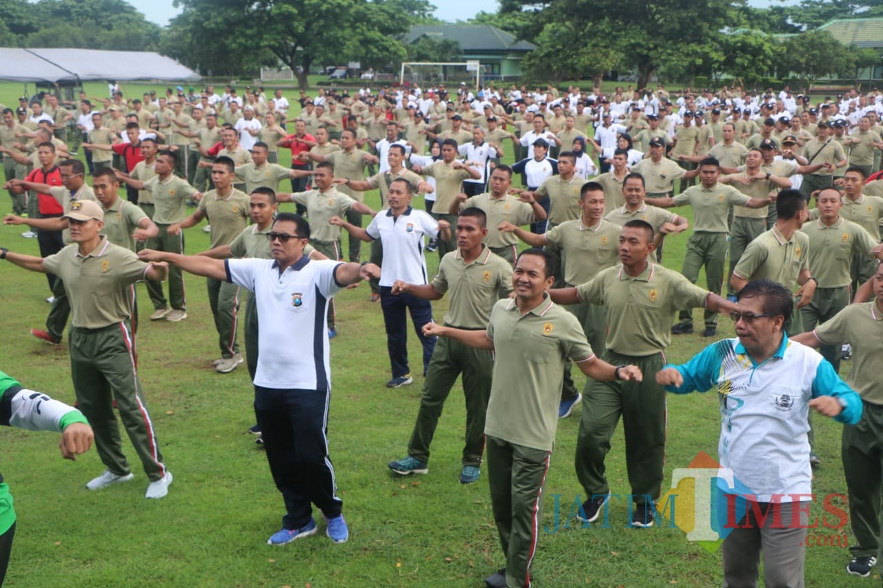 Suasana senam bersama sinegritas TNI-Polri di Kota Kediri. (Foto: B. Setioko/JatimTIMES)