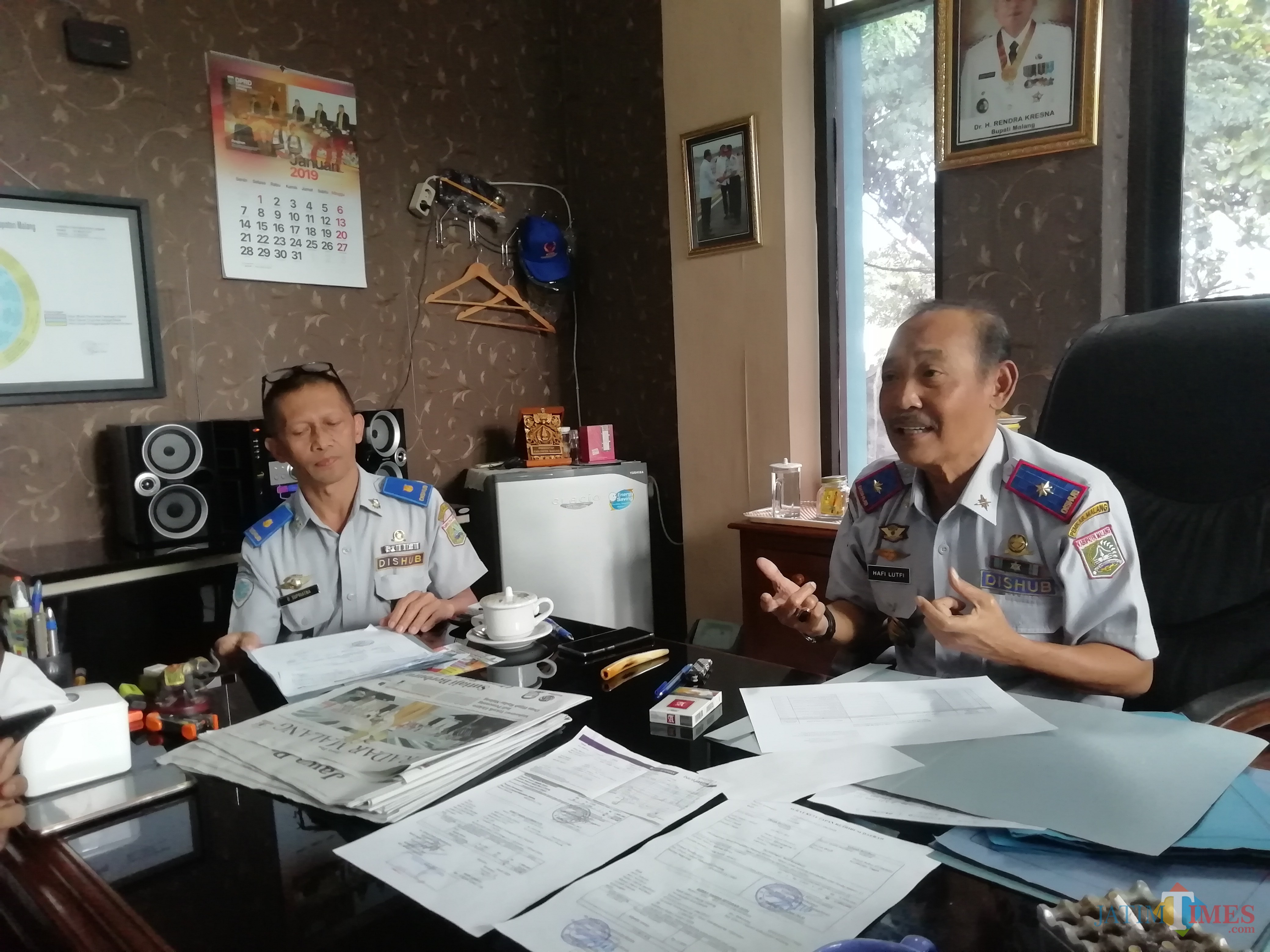 Kepala Dishub Kabupaten Malang Hafi Lutfi (kanan) saat menjelaskan berbagai rencananya dalam mendukung 3 program strategis (Nana)