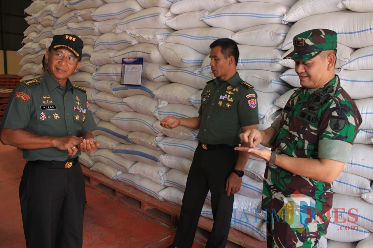 Tim Sergab TNI-AD saat mengunjungi gudang Bulog di Garum.(Foto : Team BlitarTIMES)