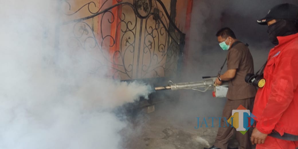 Wabup Marhaeinis turun langsung dan memimpin fogging di Selopuro.(Foto : Team BlitarTIMES)