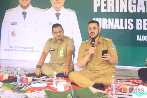 Wali Kota Hadi Zainal Abidin membaca pusi saat peringatan HPN di alun-alun (Agus Salam/Jatim TIMES)