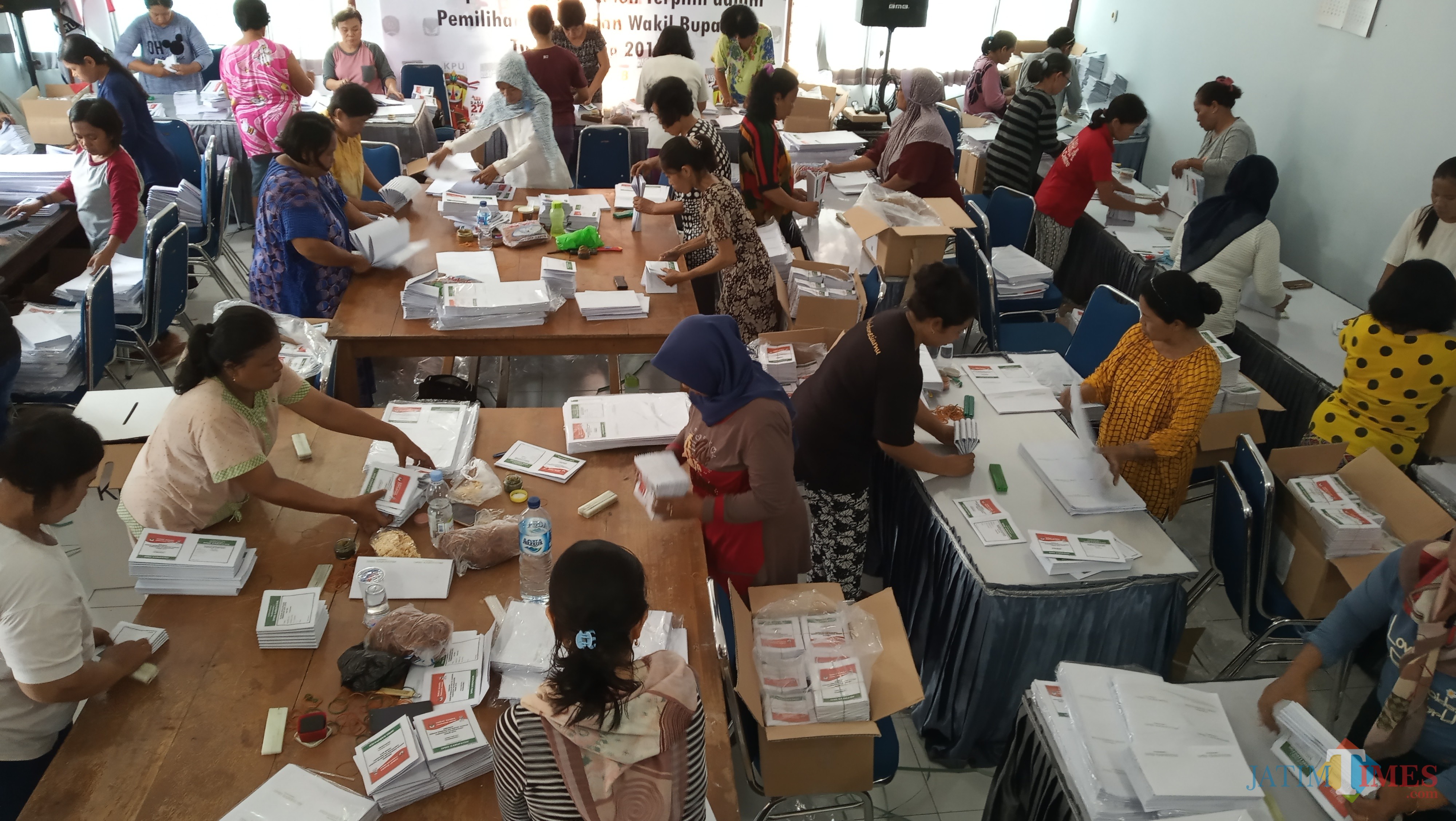 Suasana penyortiran dan pelipatan kertas suara di KPU Tulungagung (foto: Joko Pramono/Jatimtimes)