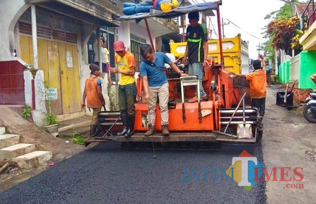 Salah satu pengerjaan pengaspalan jalan oleh rekanan di Desa Beji, Kecamatan Junrejo.