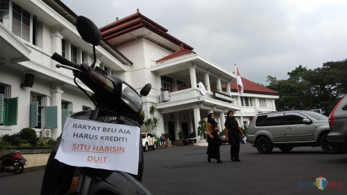 Bentuk protes warga terhadap rencana pengadaan kendaraan dinas bagi DPRD Kota Malang yang ditempel di salah satu roda dua yang terparkir di Balai Kota Malang (Pipit Anggraeni/MalangTIMES).