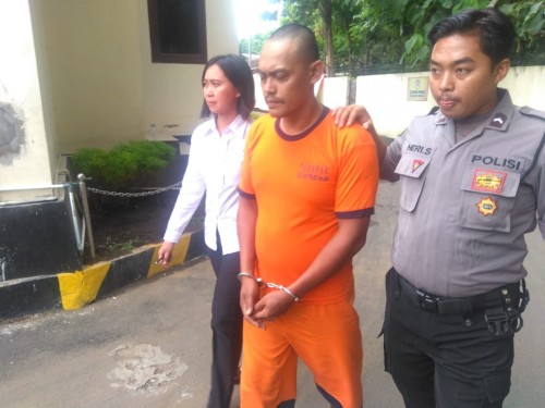 Edi Hartono, tersangka pencabulan balita, saat digelandang ke UPPA Polres Malang.(Foto : Istimewa)