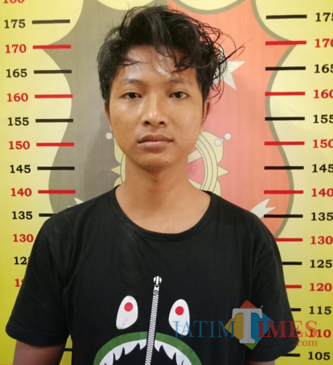 Tersangka Ali Imron Rosadi, kini ngandang di rutan Mapolsek Cluring
